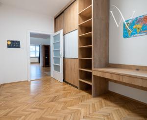 NA PREDAJ komfortné bývanie v centre BA: veľký 4 izbový byt s vysokými stropmi a krbom, orientovaný do tichého vnútrobloku s vlastným parkovaním