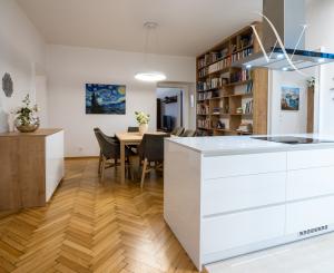 NA PREDAJ komfortné bývanie v centre BA: veľký 4 izbový byt s vysokými stropmi a krbom, orientovaný do tichého vnútrobloku s vlastným parkovaním