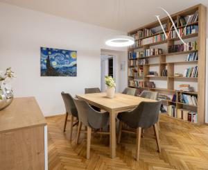 NA PREDAJ komfortné bývanie v centre BA: veľký 4 izbový byt s vysokými stropmi a krbom, orientovaný do tichého vnútrobloku s vlastným parkovaním