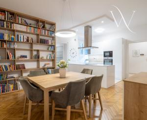 NA PREDAJ komfortné bývanie v centre BA: veľký 4 izbový byt s vysokými stropmi a krbom, orientovaný do tichého vnútrobloku s vlastným parkovaním