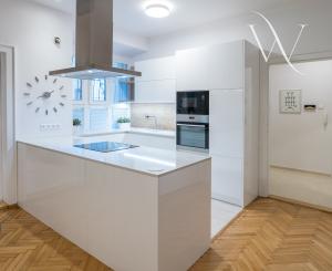 NA PREDAJ komfortné bývanie v centre BA: veľký 4 izbový byt s vysokými stropmi a krbom, orientovaný do tichého vnútrobloku s vlastným parkovaním