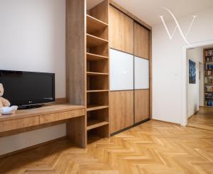 NA PREDAJ komfortné bývanie v centre BA: veľký 4 izbový byt s vysokými stropmi a krbom, orientovaný do tichého vnútrobloku s vlastným parkovaním