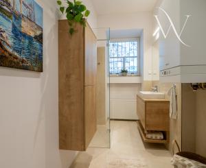 NA PREDAJ komfortné bývanie v centre BA: veľký 4 izbový byt s vysokými stropmi a krbom, orientovaný do tichého vnútrobloku s vlastným parkovaním