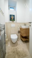 NA PREDAJ komfortné bývanie v centre BA: veľký 4 izbový byt s vysokými stropmi a krbom, orientovaný do tichého vnútrobloku s vlastným parkovaním