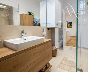 NA PREDAJ komfortné bývanie v centre BA: veľký 4 izbový byt s vysokými stropmi a krbom, orientovaný do tichého vnútrobloku s vlastným parkovaním