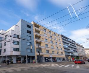 NA PREDAJ komfortné bývanie v centre BA: veľký 4 izbový byt s vysokými stropmi a krbom, orientovaný do tichého vnútrobloku s vlastným parkovaním