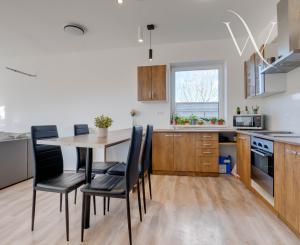 Praktický 3-izbový byt na predaj – Veľký Grob, 89 m², terasa, pozemok, parkovanie