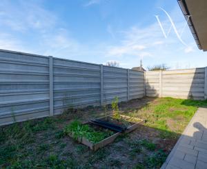 Praktický 3-izbový byt na predaj – Veľký Grob, 89 m², terasa, pozemok, parkovanie