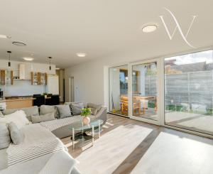 Praktický 3-izbový byt na predaj – Veľký Grob, 89 m², terasa, pozemok, parkovanie