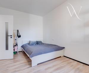 Praktický 3-izbový byt na predaj – Veľký Grob, 89 m², terasa, pozemok, parkovanie