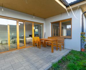 Praktický 3-izbový byt na predaj – Veľký Grob, 89 m², terasa, pozemok, parkovanie