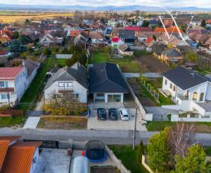 Praktický 3-izbový byt na predaj – Veľký Grob, 89 m², terasa, pozemok, parkovanie