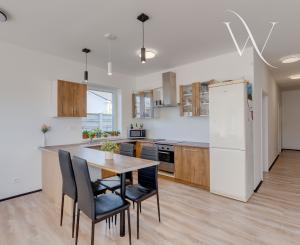 Praktický 3-izbový byt na predaj – Veľký Grob, 89 m², terasa, pozemok, parkovanie