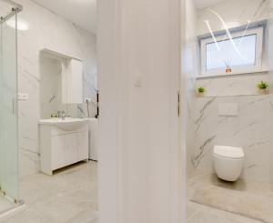 Praktický 3-izbový byt na predaj – Veľký Grob, 89 m², terasa, pozemok, parkovanie