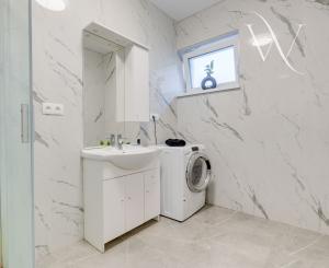 Praktický 3-izbový byt na predaj – Veľký Grob, 89 m², terasa, pozemok, parkovanie