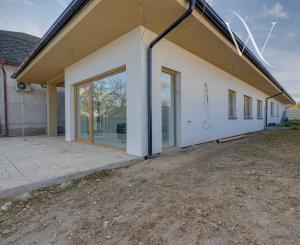 3-izbový byt v štádiu holobytu na predaj – Veľký Grob, 81 m², terasa, pozemok, parkovanie