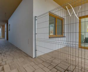 3-izbový byt v štádiu holobytu na predaj – Veľký Grob, 81 m², terasa, pozemok, parkovanie