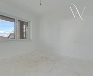 3-izbový byt v štádiu holobytu na predaj – Veľký Grob, 81 m², terasa, pozemok, parkovanie