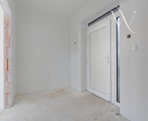 3-izbový byt v štádiu holobytu na predaj – Veľký Grob, 81 m², terasa, pozemok, parkovanie