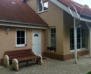 Tomášov, okr. Senec - NA PREDAJ samostatne stojací, tehlový, dvojpodlažný rodinný dom s priestranným pozemkom, ideálnym na ďalšiu výstavbu.