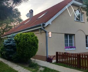 Tomášov, okr. Senec - NA PREDAJ samostatne stojací, tehlový, dvojpodlažný rodinný dom s priestranným pozemkom, ideálnym na ďalšiu výstavbu.