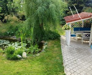 Tomášov, okr. Senec - NA PREDAJ samostatne stojací, tehlový, dvojpodlažný rodinný dom s priestranným pozemkom, ideálnym na ďalšiu výstavbu.