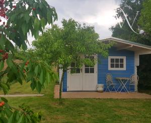 Tomášov, okr. Senec - NA PREDAJ samostatne stojací, tehlový, dvojpodlažný rodinný dom s priestranným pozemkom, ideálnym na ďalšiu výstavbu.