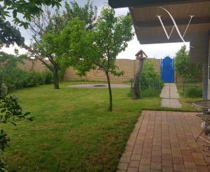 Tomášov, okr. Senec - NA PREDAJ samostatne stojací, tehlový, dvojpodlažný rodinný dom s priestranným pozemkom, ideálnym na ďalšiu výstavbu.