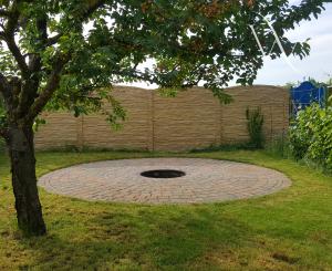 Tomášov, okr. Senec - NA PREDAJ samostatne stojací, tehlový, dvojpodlažný rodinný dom s priestranným pozemkom, ideálnym na ďalšiu výstavbu.