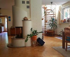 Tomášov, okr. Senec - NA PREDAJ samostatne stojací, tehlový, dvojpodlažný rodinný dom s priestranným pozemkom, ideálnym na ďalšiu výstavbu.