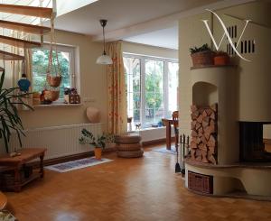 Tomášov, okr. Senec - NA PREDAJ samostatne stojací, tehlový, dvojpodlažný rodinný dom s priestranným pozemkom, ideálnym na ďalšiu výstavbu.