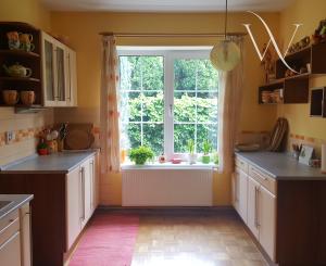 Tomášov, okr. Senec - NA PREDAJ samostatne stojací, tehlový, dvojpodlažný rodinný dom s priestranným pozemkom, ideálnym na ďalšiu výstavbu.