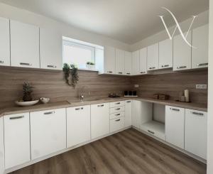 Na predaj moderný 4-izbový bungalov v obci Príbovce - hneď k nasťahovaniu