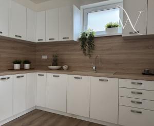 Na predaj moderný 4-izbový bungalov v obci Príbovce - hneď k nasťahovaniu