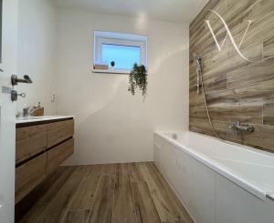 Na predaj moderný 4-izbový bungalov v obci Príbovce - hneď k nasťahovaniu