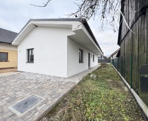 Na predaj moderný 4-izbový bungalov v obci Príbovce - hneď k nasťahovaniu