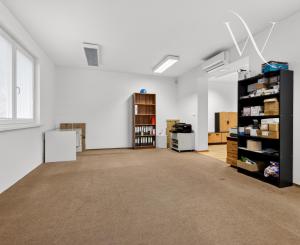 Flexibilný firemný priestor 226 m² – kancelárie, showroom, sklad, parkovanie