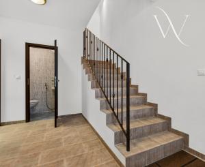 Flexibilný firemný priestor 226 m² – kancelárie, showroom, sklad, parkovanie