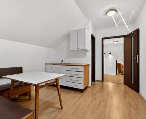 Flexibilný firemný priestor 226 m² – kancelárie, showroom, sklad, parkovanie