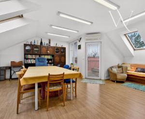 Flexibilný firemný priestor 226 m² – kancelárie, showroom, sklad, parkovanie