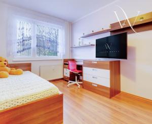 Priestranný 3- izbový byt vo vynikajúcej lokalite na predaj, Senec- Kollárova ulica