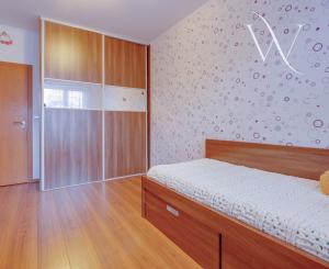 Priestranný 3- izbový byt vo vynikajúcej lokalite na predaj, Senec- Kollárova ulica