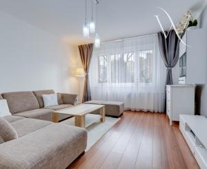 Priestranný 3- izbový byt vo vynikajúcej lokalite na predaj, Senec- Kollárova ulica