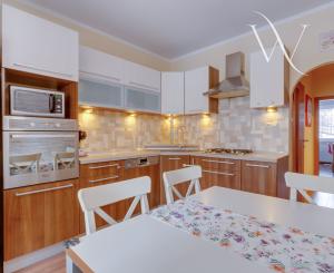 Priestranný 3- izbový byt vo vynikajúcej lokalite na predaj, Senec- Kollárova ulica