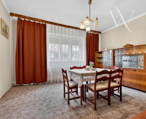 Na predaj: Rodinný dom v centre obce Tomášov s veľkým pozemkom a investičným potenciálom