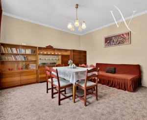 Na predaj: Rodinný dom v centre obce Tomášov s veľkým pozemkom a investičným potenciálom