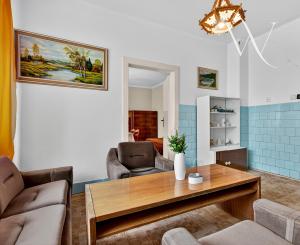 Na predaj: Rodinný dom v centre obce Tomášov s veľkým pozemkom a investičným potenciálom