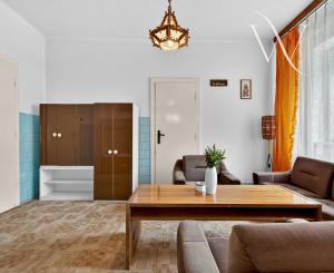 Na predaj: Rodinný dom v centre obce Tomášov s veľkým pozemkom a investičným potenciálom