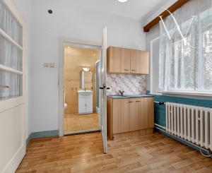 Na predaj: Rodinný dom v centre obce Tomášov s veľkým pozemkom a investičným potenciálom