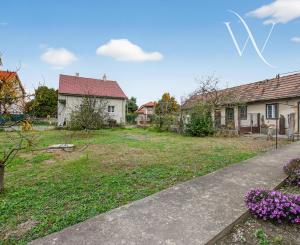 Na predaj: Rodinný dom v centre obce Tomášov s veľkým pozemkom a investičným potenciálom